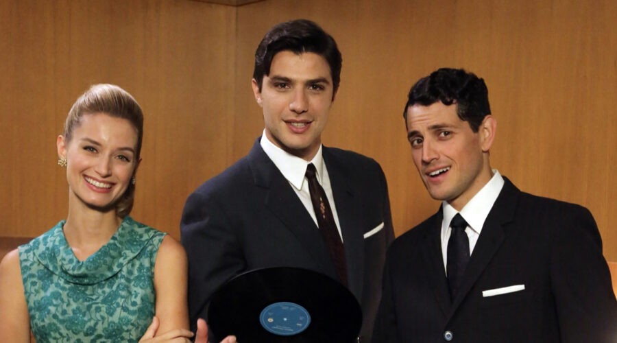 Giulia Arena (Ludovica Brancia di Montalto), Pietro Masotti (Marcello Barbieri) e Emanuel Caserio (Salvatore Amato) in un posato per 