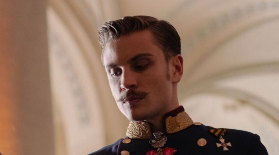 Jannik Schümann (Imperatore Franz Joseph I d'Austria) in una scena di “Sissi”. Credits: RTI Mediaset.