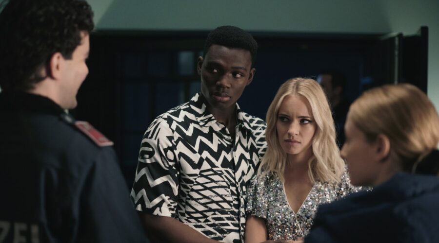 Da sinistra: Bless Amada (Dominik) e Valerie Huber (Vanessa) in una scena di “Kitz”. Credits: Walter-Wehner/Netflix.