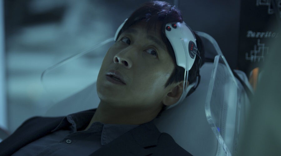 Lee Sun-kyun in una scena di “Dr. Brain.” Credits: Apple TV+.