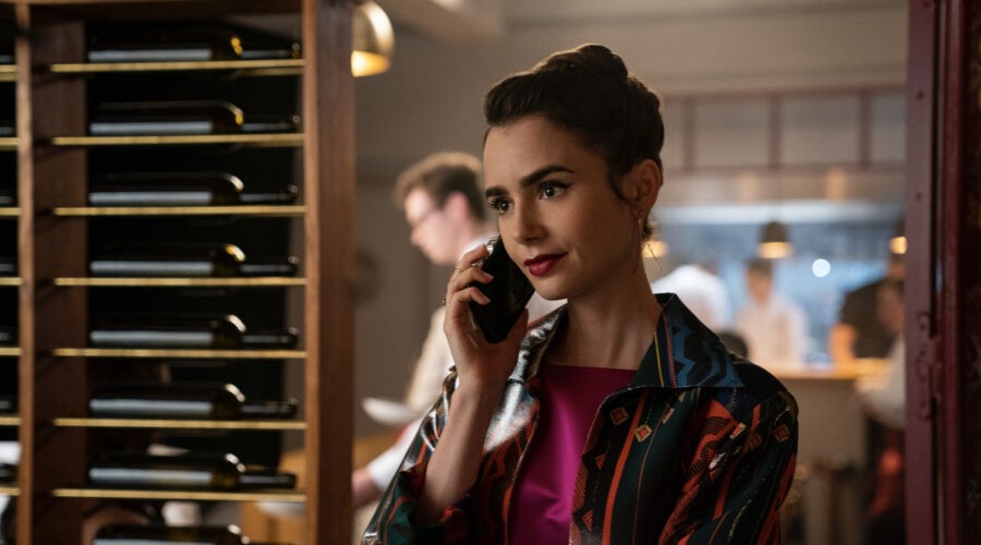 Da sinistra: Lily Collins in una scena di “Emily In Paris”. Credits: Stéphanie Branchu/Netflix.