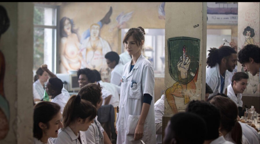 Louise Bourgoin In Una Scena Di Ippocrate - Specializzandi In Corsia Credits Sky