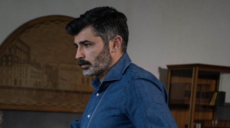 Carmine Recano (Massimo Esposito) in una scena di 