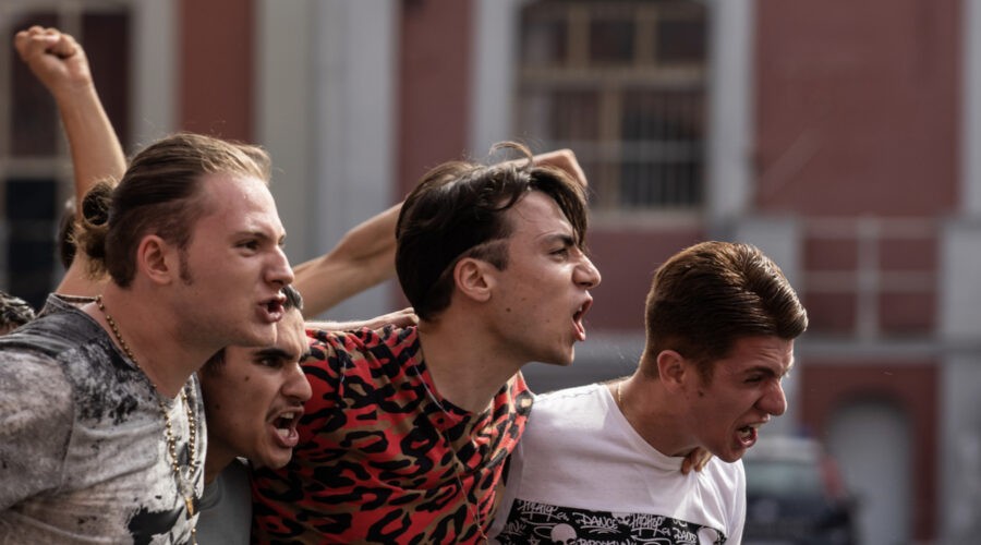 Nicolò Galasso (Tano O’ Pirucchio), Antonio D’Aquino (Milos), Matteo Paolillo (Edoardo Conte), Antonio Orefice (Totò) in una scena di 