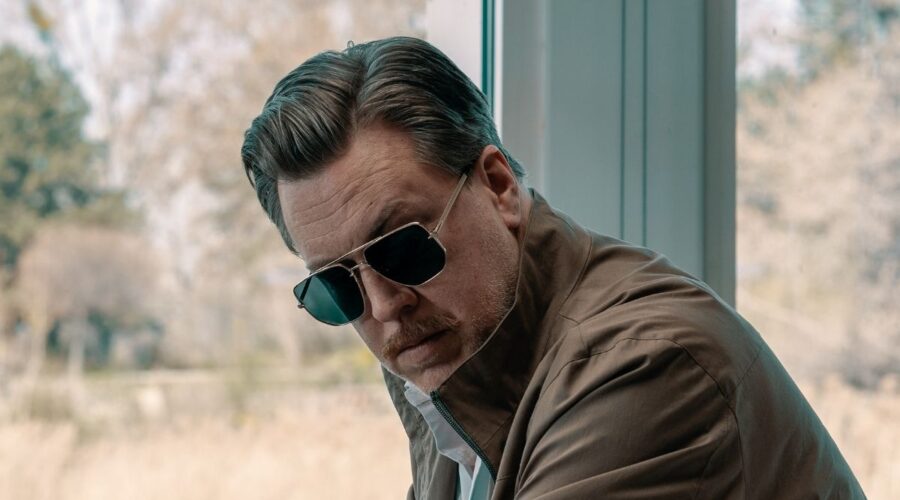 Nicholas Ofczarek Interpreta Julian In The Ibiza Affair Credits: Sky Italia