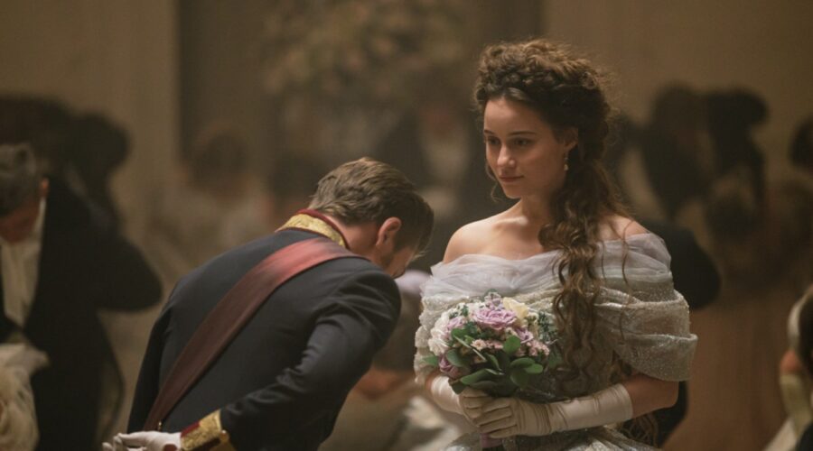 Dominique Devenport (Sissi) e Jannik Schümann (Franz) in una scena della serie tv tedesca