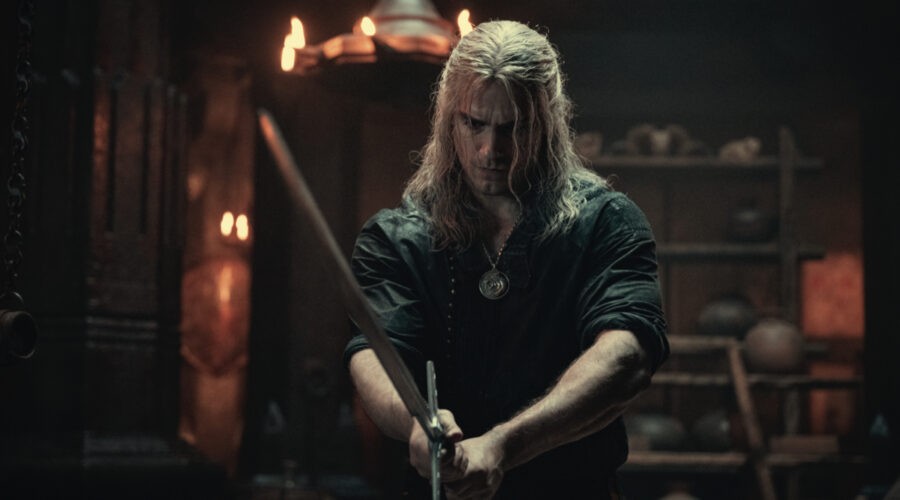 Henry Cavill in una scena della seconda stagione di “The Witcher”. Credits: Jay Maidment/Netflix.