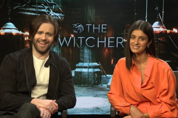 Da sinistra: Joey Batey e Anya Chalotra intervistati da Tvserial.it per la seconda stagione di “The Witcher”.