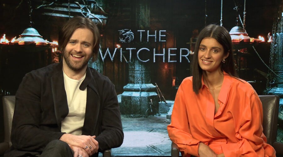 Da sinistra: Joey Batey e Anya Chalotra intervistati da Tvserial.it per la seconda stagione di “The Witcher”.