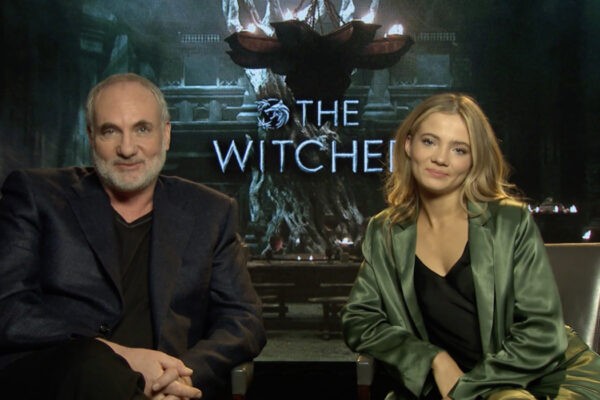 Da sinistra: Kim Bodnia e Freya Allan intervistati da Tvserial.it per la seconda stagione di “The Witcher”.