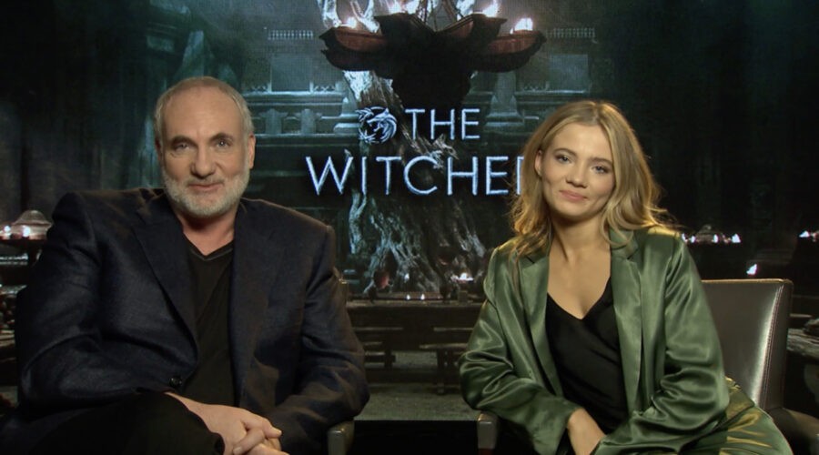 Da sinistra: Kim Bodnia e Freya Allan intervistati da Tvserial.it per la seconda stagione di “The Witcher”.