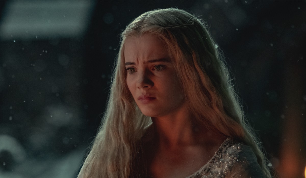 Freya Allan in una scena della seconda stagione di “The Witcher”. Credits: Jay Maidment/Netflix.