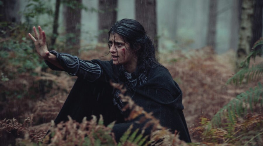 Anya Chalotra in una scena della seconda stagione di “The Witcher”. Credits: Jay Maidment/Netflix.