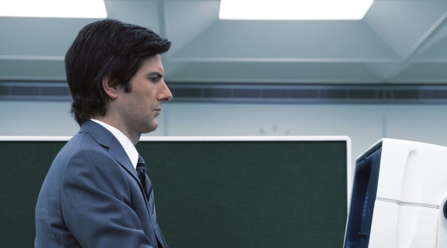Adam Scott in una scena di “Scissione”. Credits: Apple TV+.
