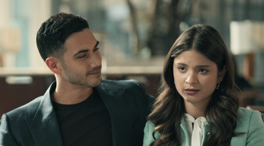 Da sinistra: Dario (Alejandro Speitzer) e Julieta (Ariana Saavedra) in una scena della seconda stagione di “Oscuro Desiderio”. Credits: Netflix.