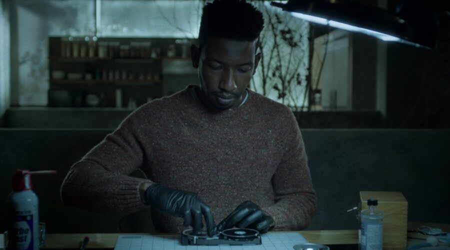 Mamoudou Athie è Dan Turner nel sesto episodio di “Archive 81”. Credits: Quantrell D. Colbert/Netflix © 2021.