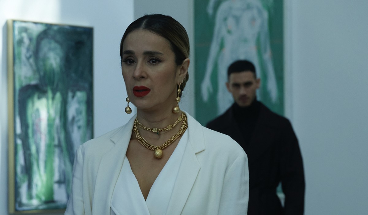 Da sinistra: Catherine Siachoque (Lys) e Dario (Alejandro Speitzer) in una scena della seconda stagione di “Oscuro Desiderio”. Credits: Netflix.