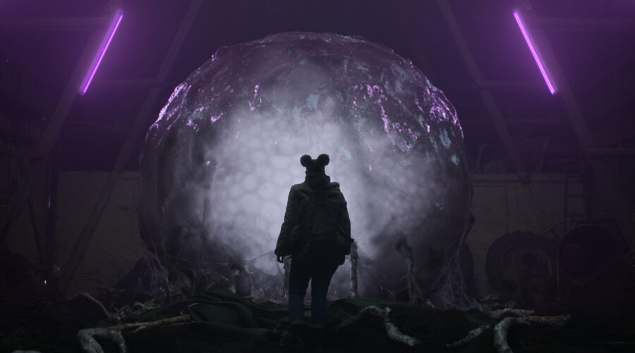 Malaika Mosendane (Emma) in una scena di “Chosen - Prescelta”. Credits: Laust Trier Mørk/Netflix.