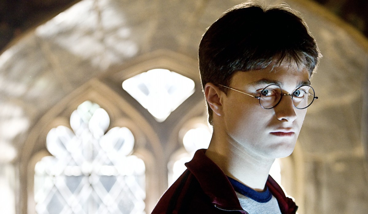 Daniel Radcliffe (Harry Potter) in una scena di un film della saga. Credits: Warner Bros e Mediaset