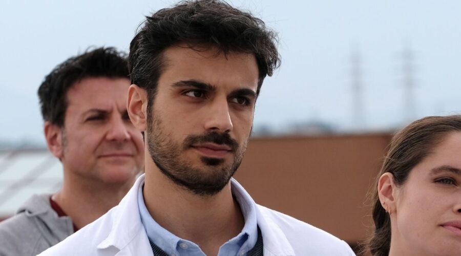 DOC - Nelle tue mani: Gianmarco Saurino interpreta Lorenzo Lazzarini. Credits: Rai