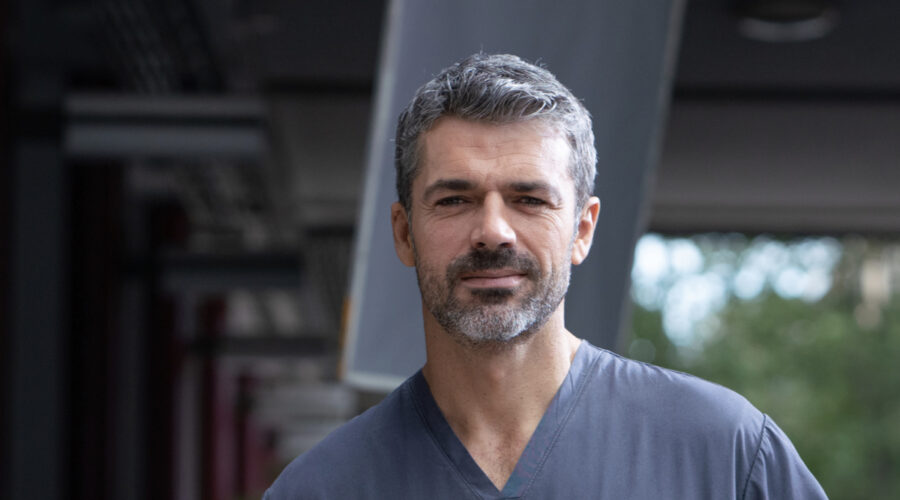 Luca Argentero (Andrea Fanti) in un posato per 
