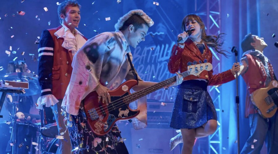 Il Cast Di Rebelde In Una Scena Della Serie Credits Netflix