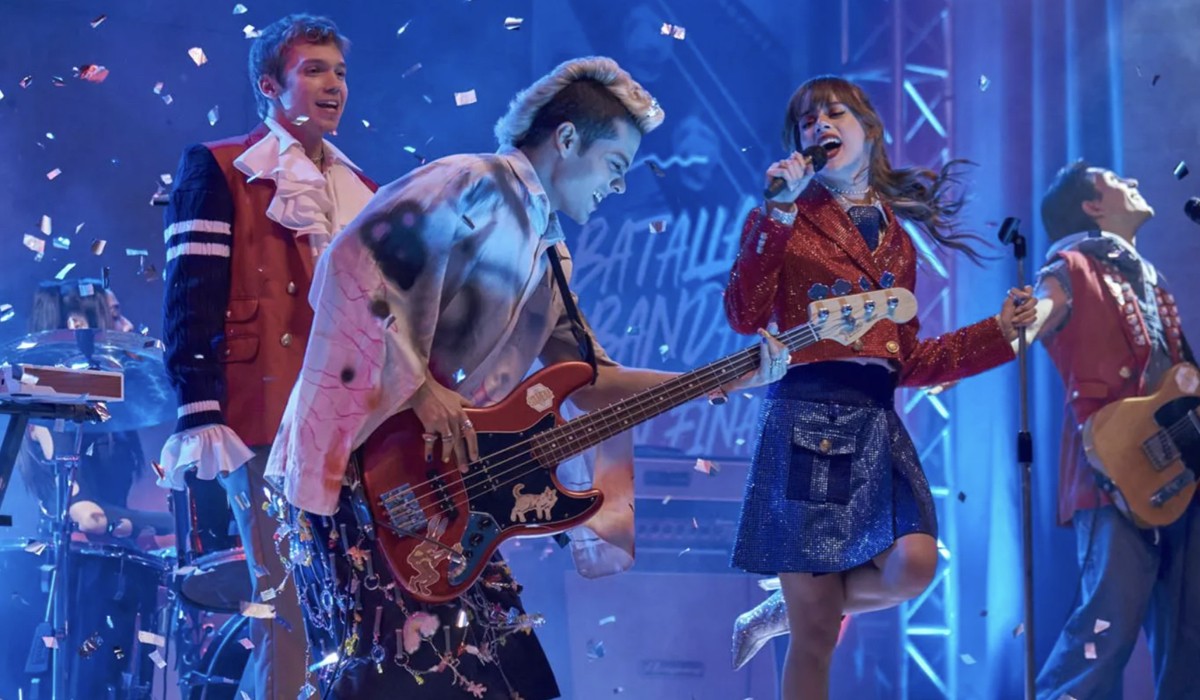 Il Cast Di Rebelde In Una Scena Della Serie Credits Netflix