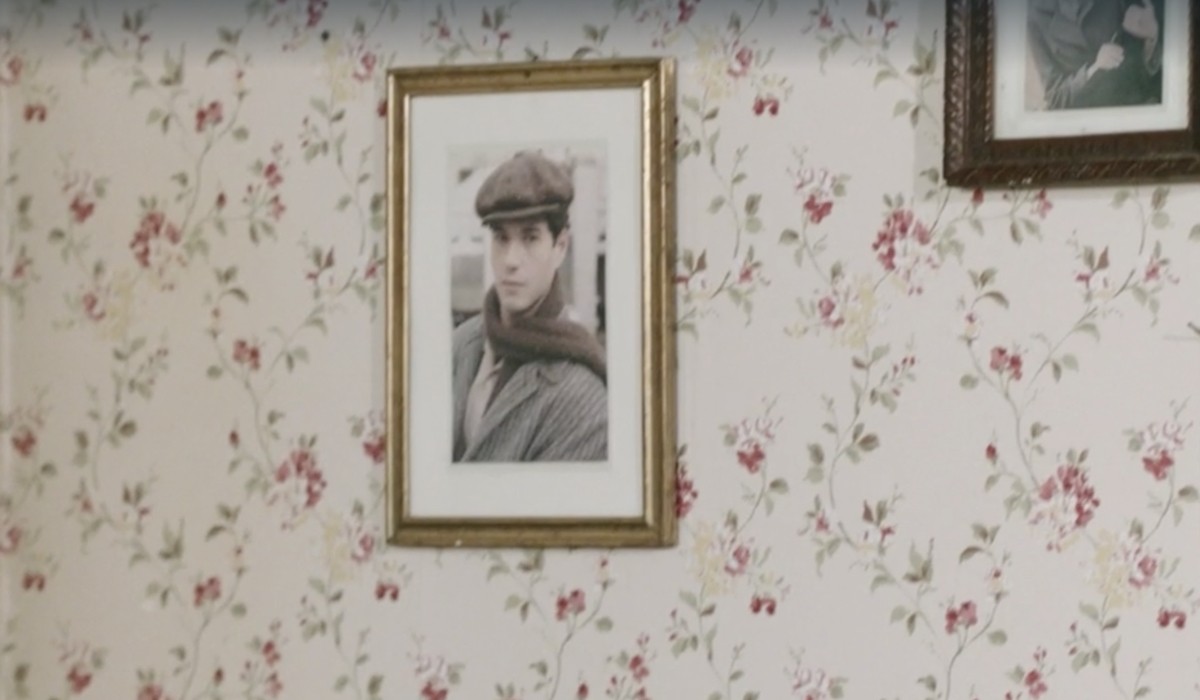 Giancarlo Commare (Rocco Amato) in una foto incorniciata in una scena della puntata 79 de 