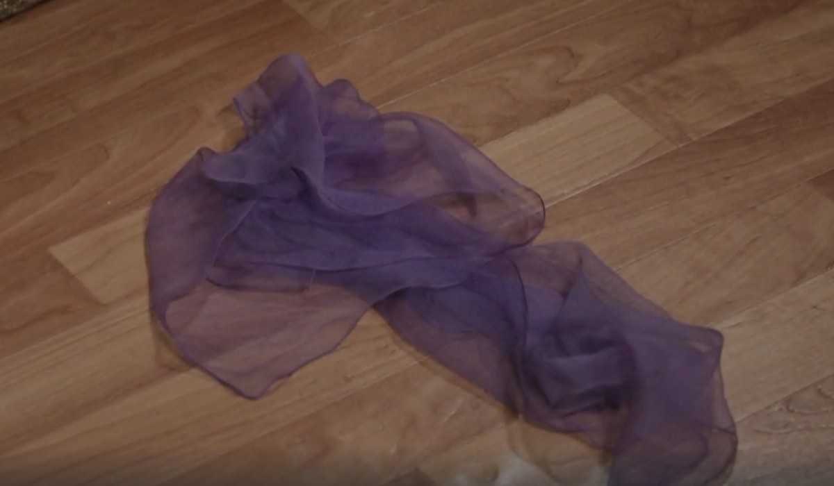 Il foulard di Neva Leoni (Tina Amato) in una scena della puntata 93 de 