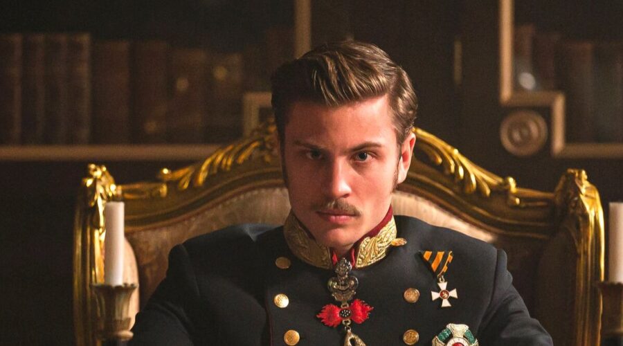 Jannik Schümann (Imperatore Franz Joseph I d'Austria) in una scena di “Sissi”. Credits: RTI Mediaset.