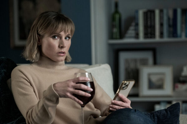 Anna (Kristen Bell) in una scena del secondo episodio di “La donna nella casa di fronte alla ragazza dalla finestra”. Credits: Colleen E. Hayes/Netflix.
