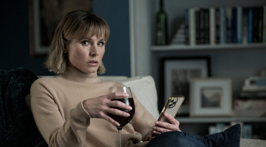 Anna (Kristen Bell) in una scena del secondo episodio di “La donna nella casa di fronte alla ragazza dalla finestra”. Credits: Colleen E. Hayes/Netflix.