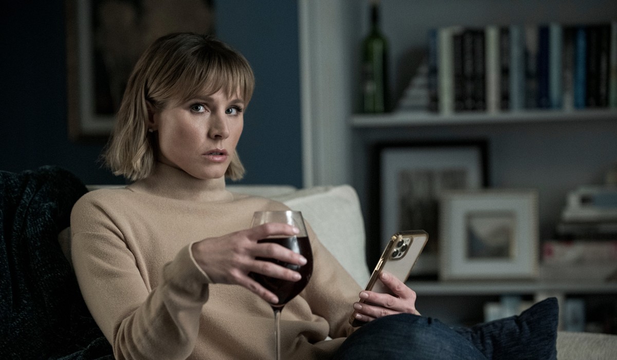 Anna (Kristen Bell) in una scena del secondo episodio di “La donna nella casa di fronte alla ragazza dalla finestra”. Credits: Colleen E. Hayes/Netflix.