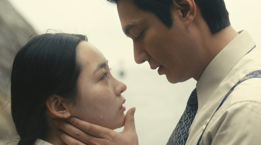 Da sinistra: Lee Minho e Minha Kim in “Pachinko”. Credits: Apple TV+.