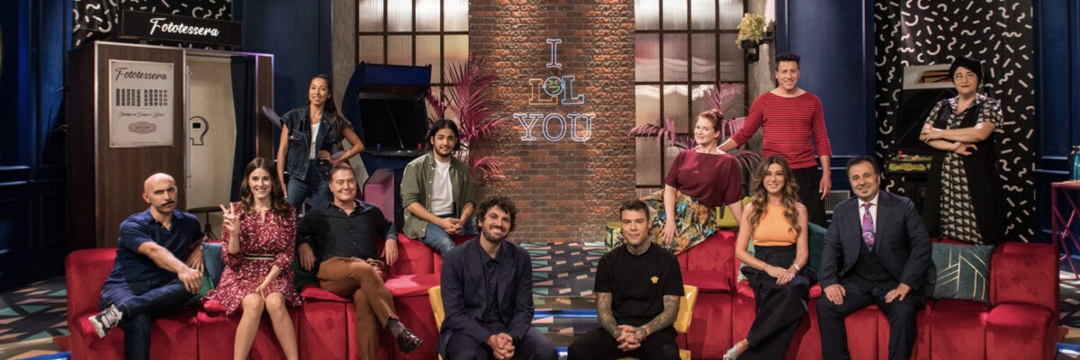 Foto di gruppo del cast della seconda edizione di “LOL: Chi ride è fuori”. Credits: © Amazon Studios / Prime Video.