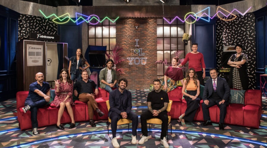 Foto di gruppo del cast della seconda edizione di “LOL: Chi ride è fuori”. Credits: © Amazon Studios / Prime Video.