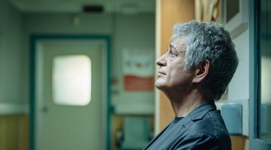 Fabrizio Bentivoglio nella serie televisiva Monterossi. Credits: Prime Video.