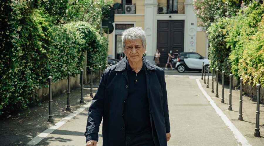 Fabrizio Bentivoglio nella serie Monterossi. Credits: Prime Video.