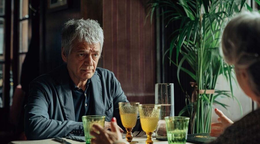 Fabrizio Bentivoglio in una scena di Monterossi - La serie. Credits: Prime Video.