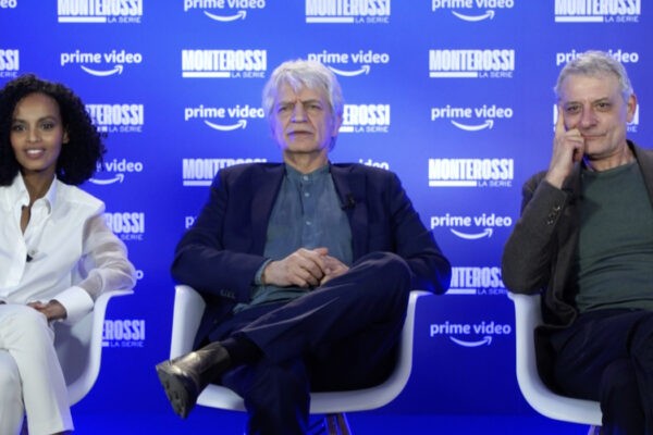 Da sinistra: Martina Sammarco, Fabrizio Bentivoglio e Alessandro Robecchi. Credits: Cattura schermo/Tvserial.it.