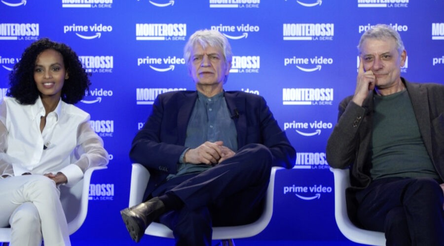 Da sinistra: Martina Sammarco, Fabrizio Bentivoglio e Alessandro Robecchi. Credits: Cattura schermo/Tvserial.it.