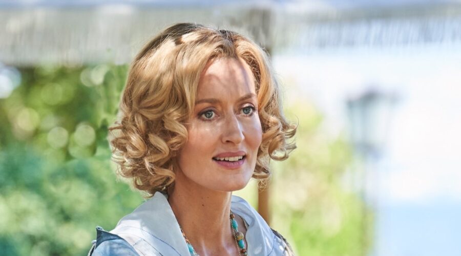 Natascha McElhone interpreta Bella Ainsworth in 