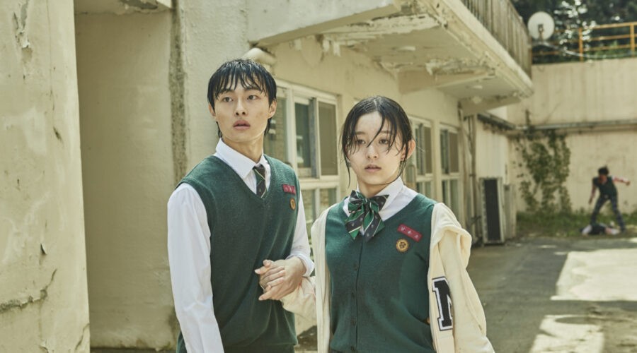 Da sinistra: Yoon Chan-young (Lee Cheong-san) e Park Ji-hu (Nam On-jo) in una scena di “Non siamo più vivi”. Credits: Yang Hae-sung/Netflix.