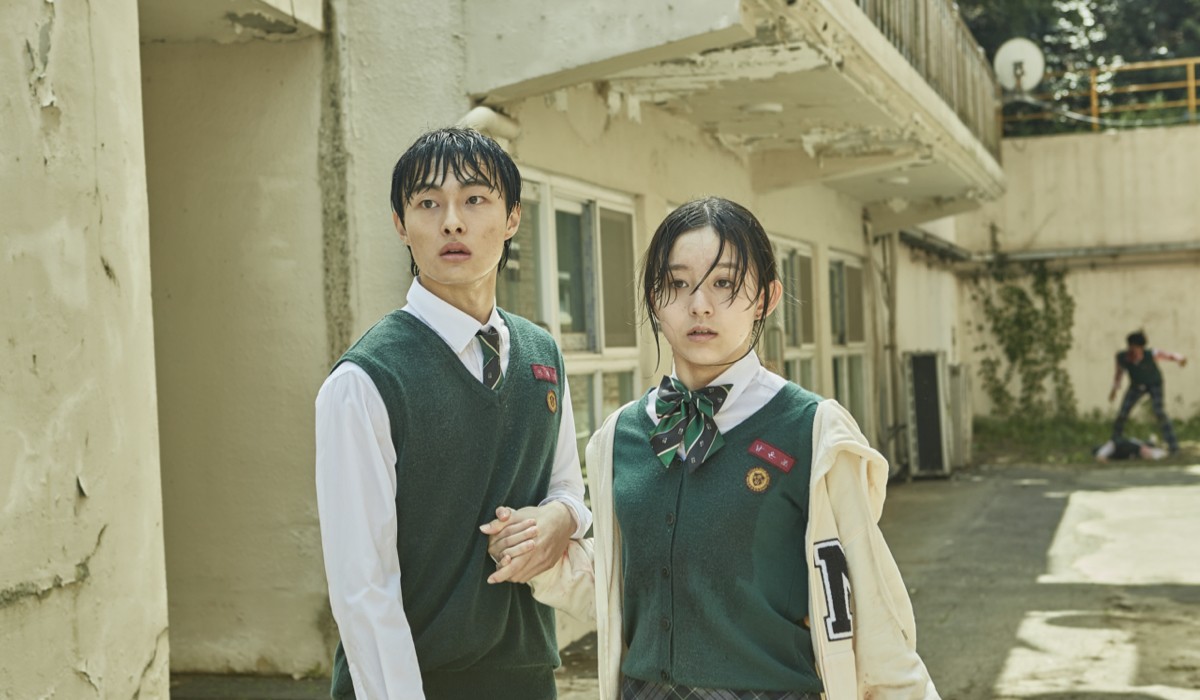 Da sinistra: Yoon Chan-young (Lee Cheong-san) e Park Ji-hu (Nam On-jo) in una scena di “Non siamo più vivi”. Credits: Yang Hae-sung/Netflix.