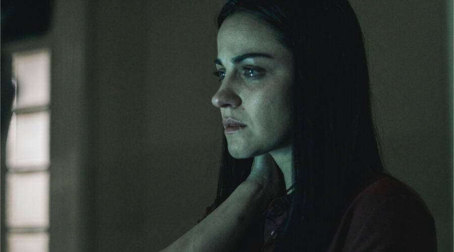 Alma (Maite Perroni) in una scena della seconda stagione di “Oscuro Desiderio”. Credits: Netflix.