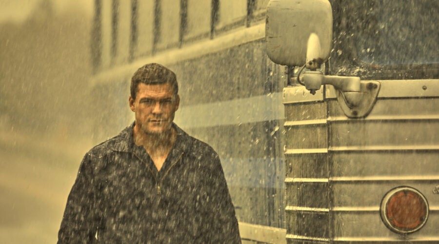 Alan Ritchson è il protagonista di “Reacher”, qui in una scena della serie. Credits: Amazon Prime Video.