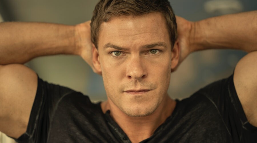 Alan Ritchson è il protagonista di “Reacher”, qui in una scena della serie. Credits: Amazon Prime Video.