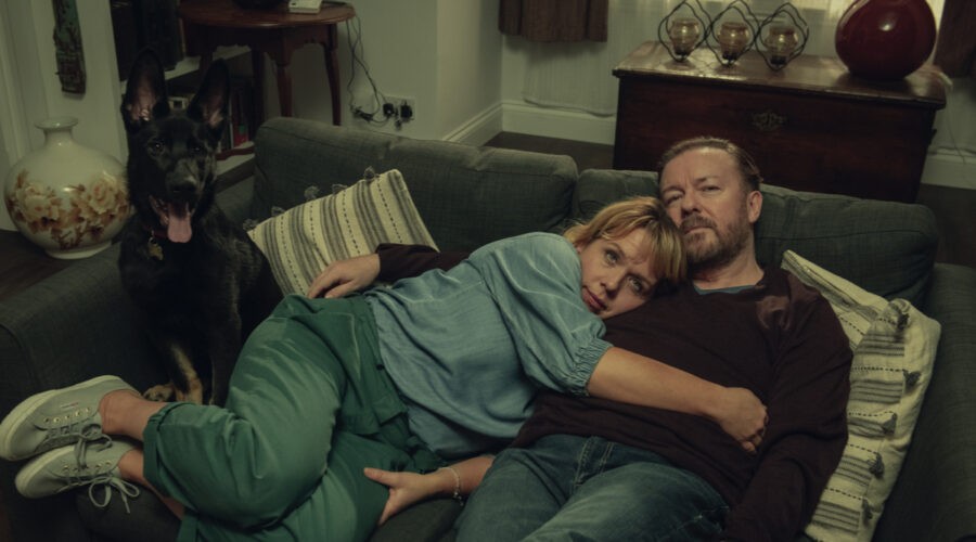 Ricky Gervais (Tony) E Kerry Godliman In Una Scena Di After Life Credits Netflix