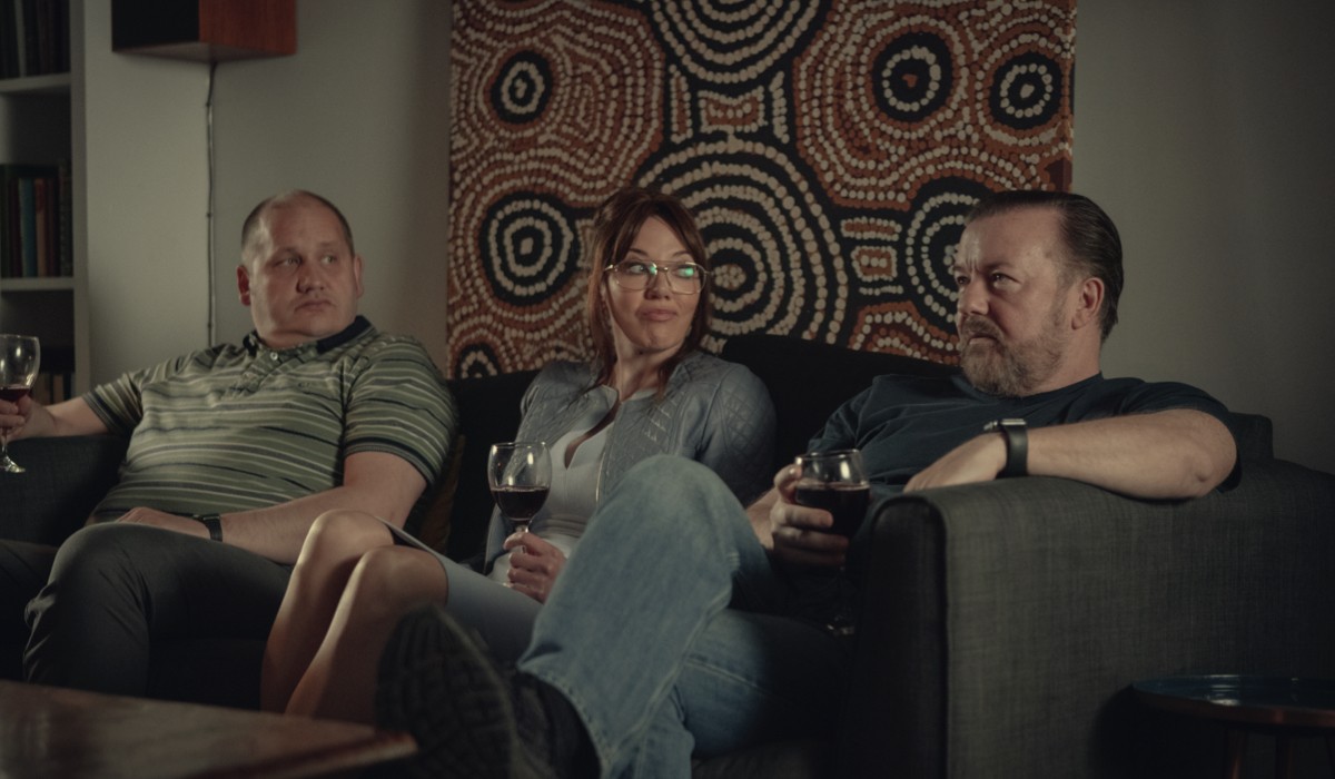 Ricky Gervais (Tony), Tony Way(Lenny) E Diane Morgan (Kath) In Una Scena Di After Life 3 Credits Netflix