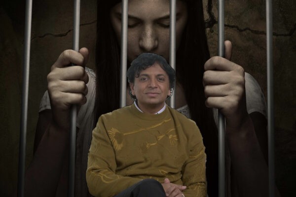 M. Night Shyamalan, il creatore e regista di “Servant”. Credits: cattura schermo/Apple TV+.